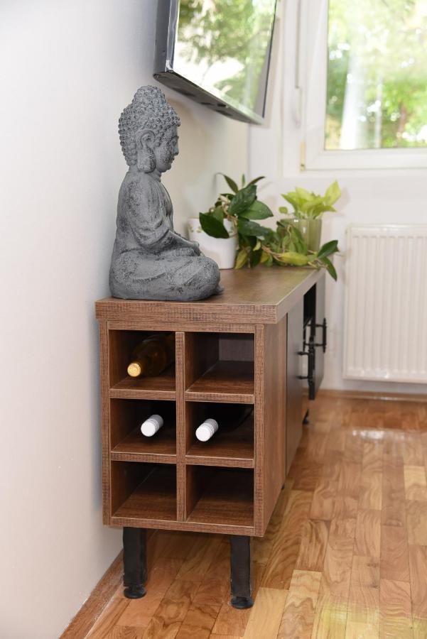 Garden Apartment - Oaza U Centru Grada โนวีซาด ภายนอก รูปภาพ