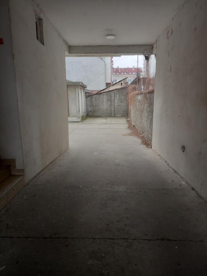 Garden Apartment - Oaza U Centru Grada โนวีซาด ภายนอก รูปภาพ